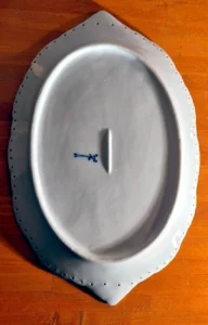 Bagsiden af fadet med fabrikkens logo.