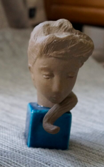 Til højre: Johs. Hedegaard (1915 – 1999) Aurora (1961). Den Kgl. Porcelænsfabrik.