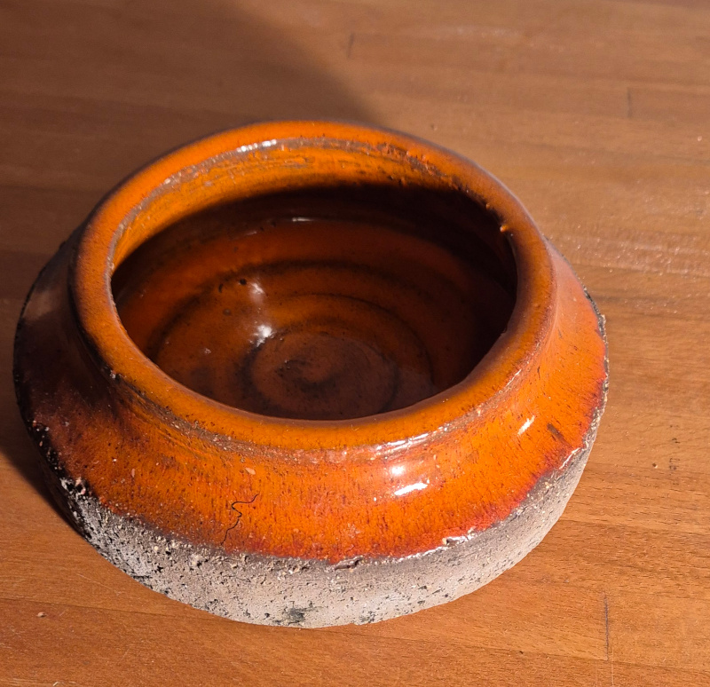 Askebæger 1970'erne med tidstypisk orange glasur.
