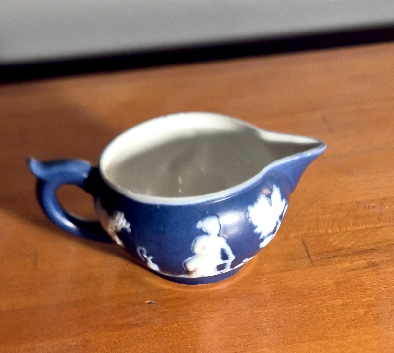 Efterligner kendt engelsk porcelæn; men er af ukendt oprindelse og har ikke samme kvalitet.
