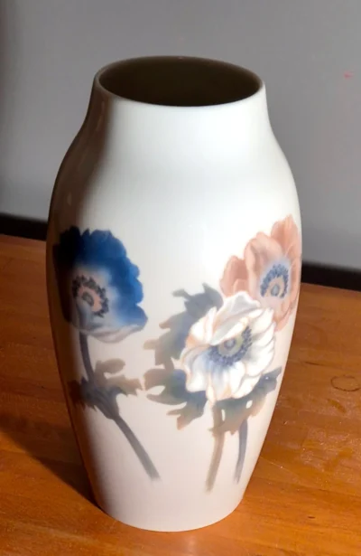 Vase med blomstermotiv.