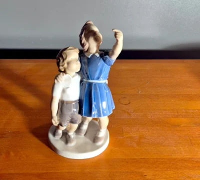 Figur: to børn peger mod himlen.