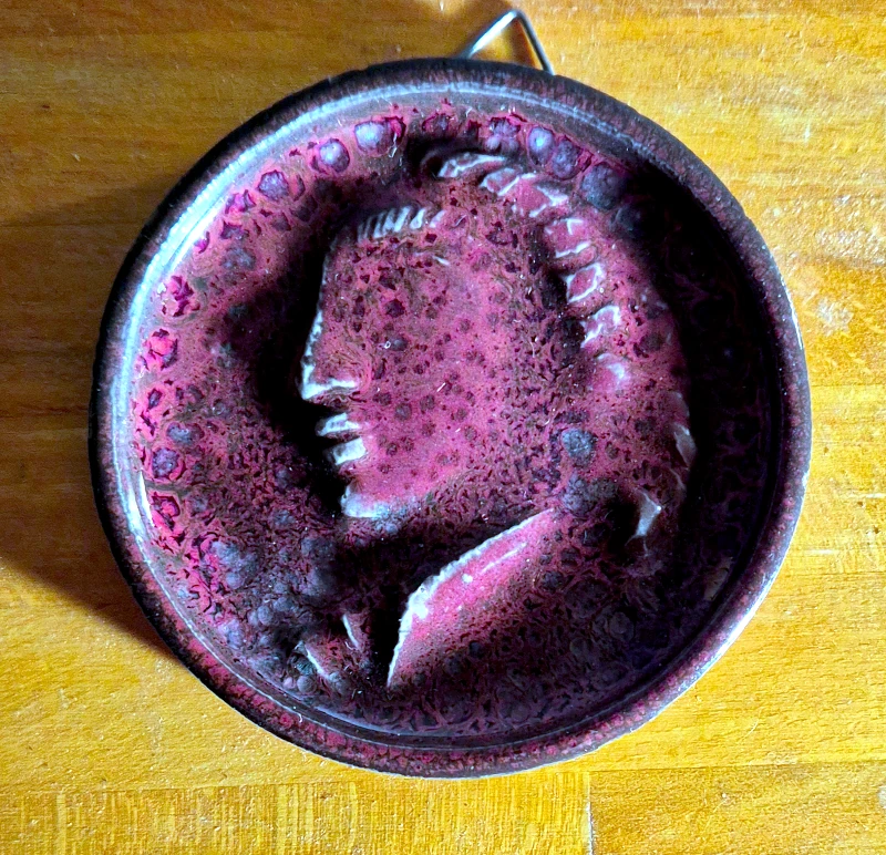 Medaljon med profil. Ukendt person.