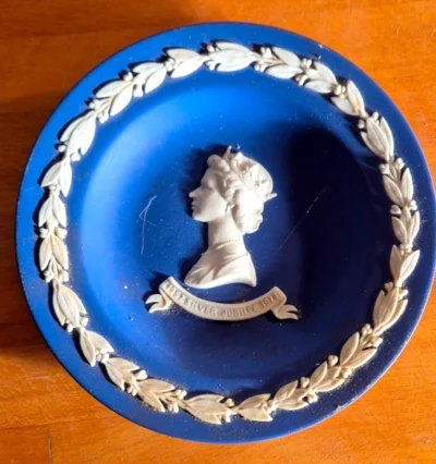 Platte: HM. Dronning Elizabeth II "Silver Jubillee" profil fra Wedgwood.