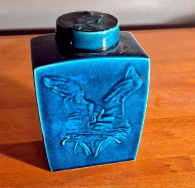 Blå vase med låg og fuglemotiver