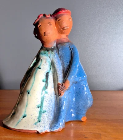 Figur i lertøj. Enkelte afslag.