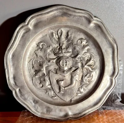Tinfad med heraldisk motiv.