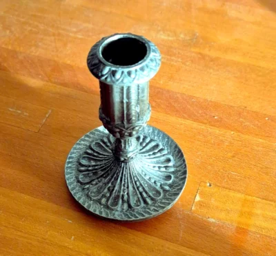 Tin-lysestage