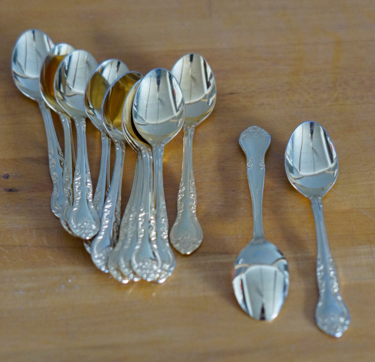 Forgyldt service. 12 af hver: knive, gafler, skeer, teskeer og kagegafter. Der er også to kagespader.