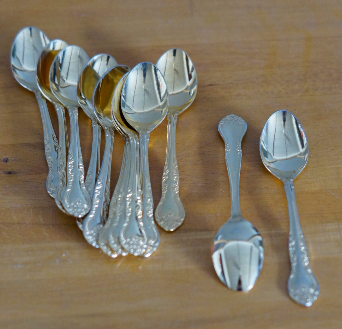 Forgyldt service. 12 af hver: knive, gafler, skeer, teskeer og kagegafter. Der er også to kagespader.