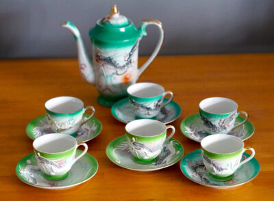 Kinesisk stel. Kande med seks thekopper og underkopper.