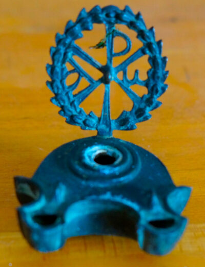 Antik olielampe med Konstantins kristusmonogram.